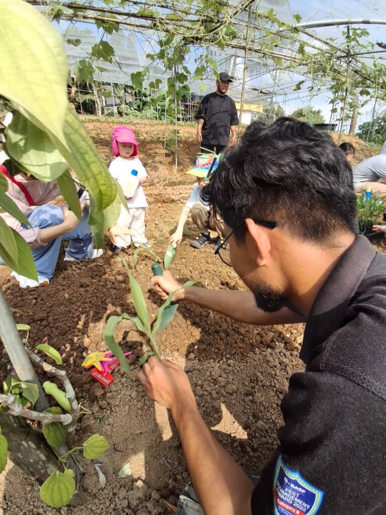 Innopest JB representatives Haziq participating in corn planting CSR activity